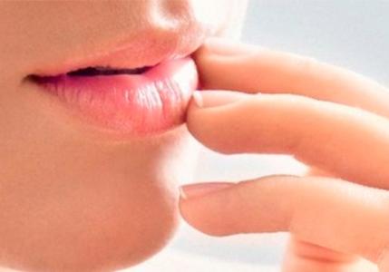 Трескаются уголки губ — причина, лечение